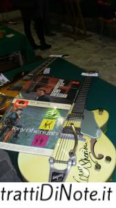 Due vinili e la chitarra di Tony Sheridan, primo cantante dei Beatles
